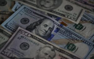 Долар досяг двомісячного максимуму на тлі проблем в інших валют