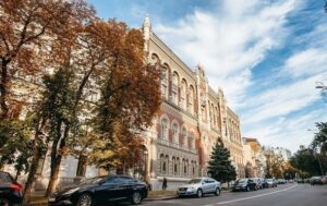 Нацбанк знизив курс гривні у перший день жовтня