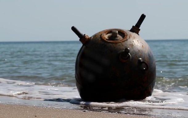 Шторм викинув на узбережжя Одещини вісім морських мін