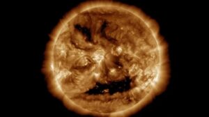 Технології - Сонце "усміхнулося": NASA показало моторошне обличчя зорі