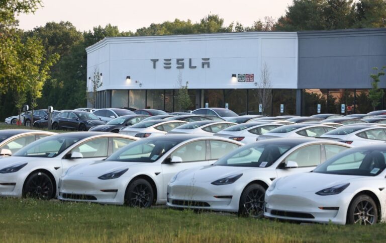 Tesla відкликає 13 тисяч авто через дефект акумулятора