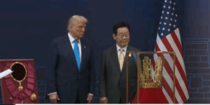 Новини світу - Трамп у Південній Кореї отримав копію золотої корони і найвищу нагороду