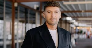 У дім українського режисера Олексія Комаровського влучив ворожий дрон