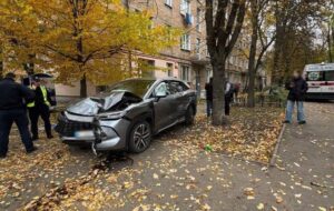 У Києві авто після ДТП вилетіло на тротурар, постраждали діти