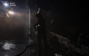 У Києві майже добу гасили пожежу після удару РФ