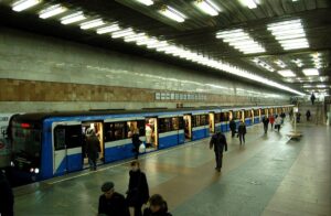 У метро Києва пасажир впав на колії