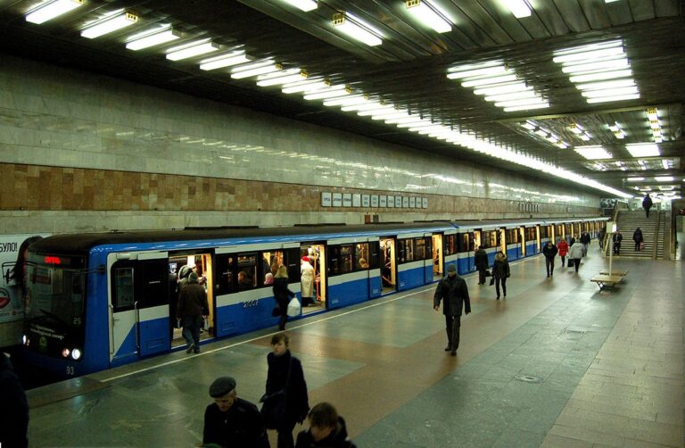 У метро Києва пасажир впав на колії