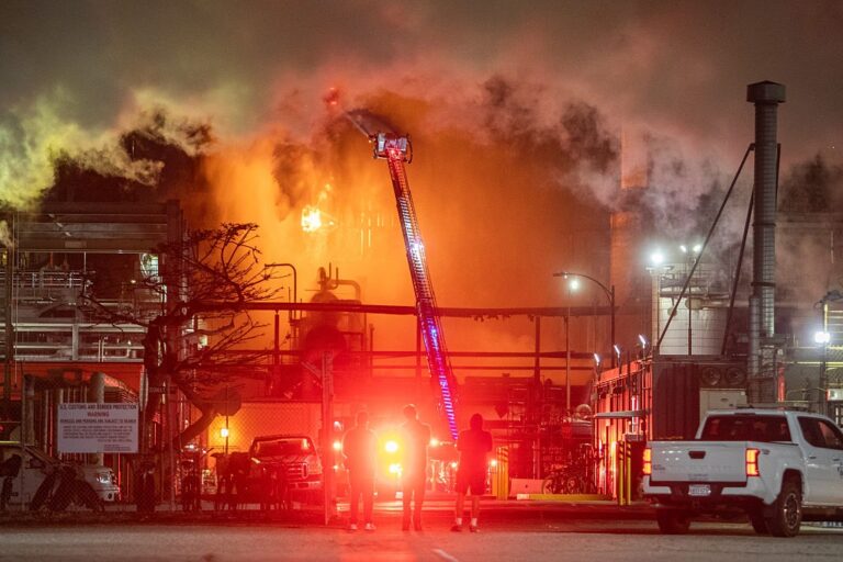 У США сталася масштабна пожежа на нафтопереробному заводі