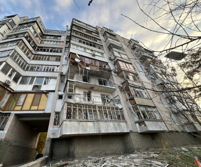 Удар по Херсону: є загибла та 14 поранених