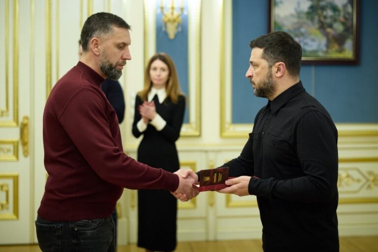 Зеленський відзначив нагородами енергетиків