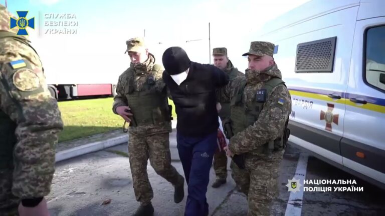 СБУ, ОГП та Нацполіція передали Литві російського військового, який катував литовця в Україні