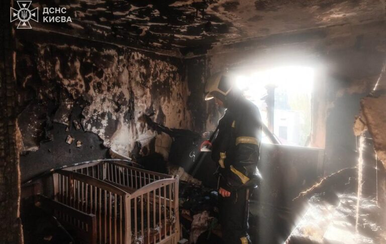 Атака на Київ: рятувальник гасив власну квартиру