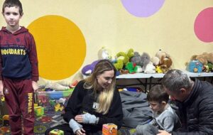 Джолі в Україні: похід в ТЦК і зустріч з дітьми