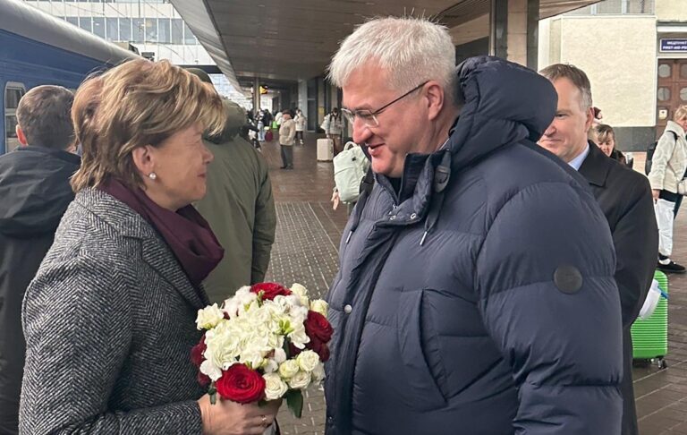 Глава МЗС Латвії прибула до Києва