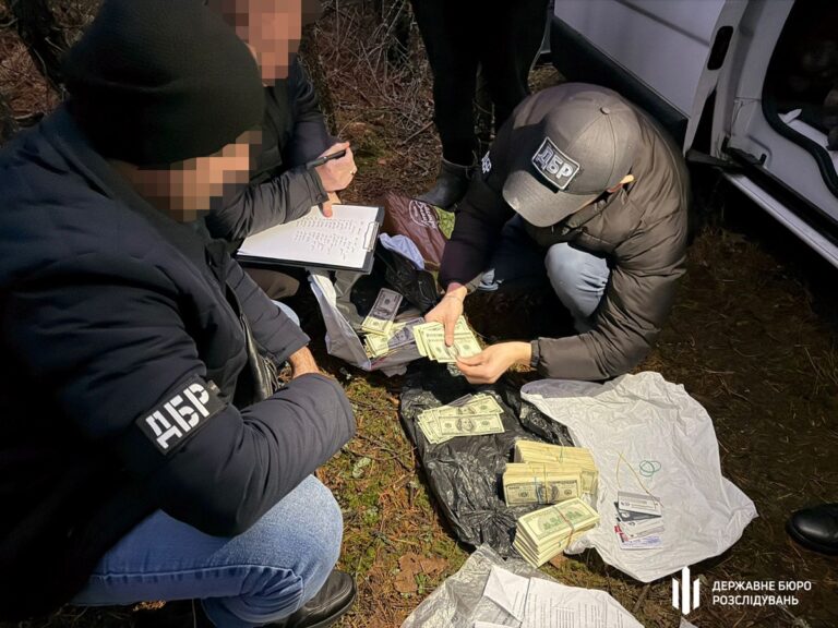 Ховався в лісі з грошима: київський поліцейський отримав підозру