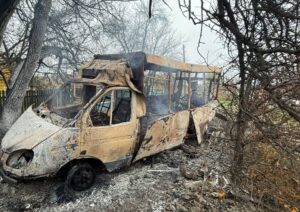 На Донеччині росіяни атакували маршрутку з людьми