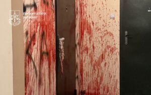 Облив двері колишньої дівчини кров’ю: у Києві суд виніс вирок чоловіку