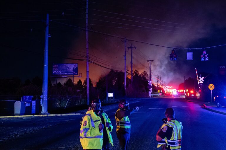 Падіння вантажного літака у США: загинули 7 людей, 11 постраждали