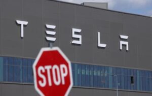 Авто новини - Продажі Tesla в Китаї впали до найнижчого рівня за три роки