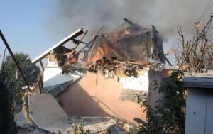 Росіяни обстріляли Павлоград: пошкоджено автомобілі, є поранені