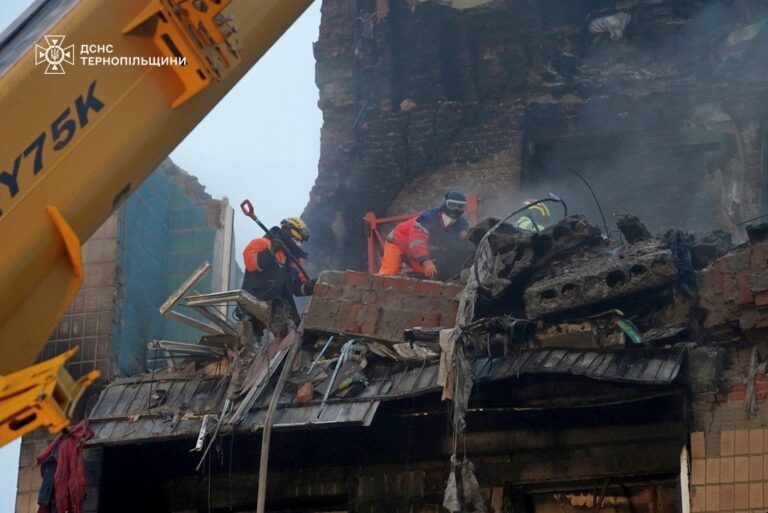 Розбір завалів у Тернополі триває другу добу