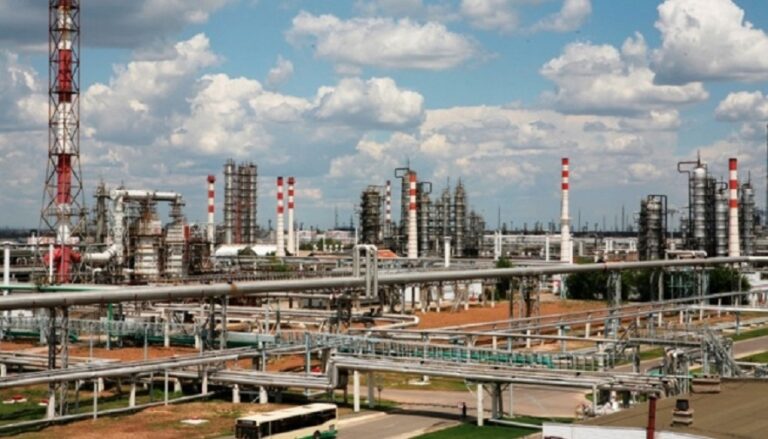 Волгоградський НПЗ призупиняє роботу після атаки дронів – ЗМІ