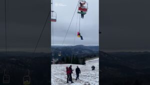 Рятувальники зняли з підйомника 78 людей, з них 39 дітей.