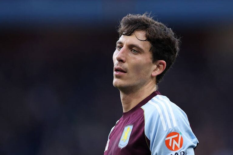 Барселона має намір повернути захисника національної збірної в Ла Лігу