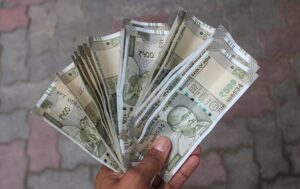 Індійська рупія впала до історичного мінімуму