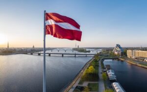 Новини світу - Латвія скорочує підтримку українських біженців