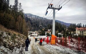 Новини України - На горі на Львівщині 80 людей застрягли на підйомнику