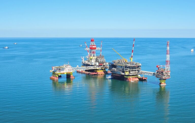 На Каспії уражено третю нафтову платформу – ЗМІ