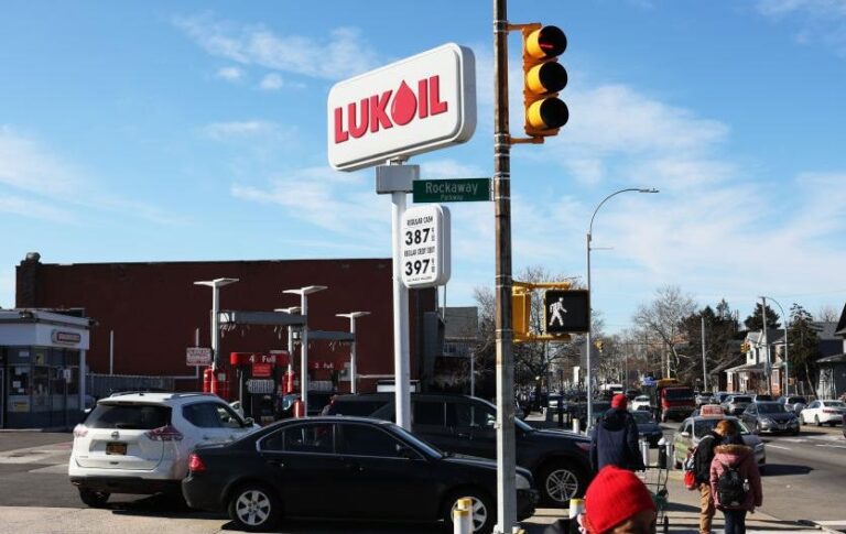 США призупинили деякі санкції проти Лукойлу