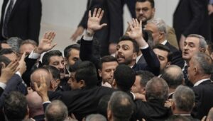 Новини світу - У турецькому парламенті депутати влаштували бійку