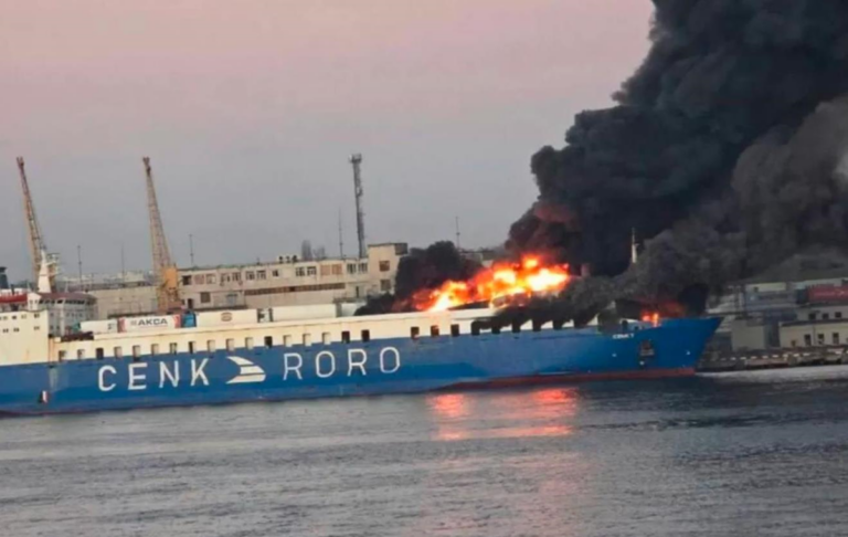 В Одесі після вибухів спалахнуло судно