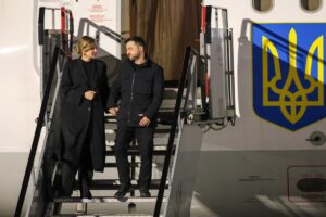 Новини України - В ОП прокоментували переслідування дронами літака Зеленського