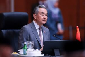 Новини світу - В РФ перед зустріччю Віткоффа і Путіна приїхав глава МЗС Китаю