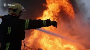 Сумщина: рятувальники під загрозою повторних ударів ліквідували пожежу, спричинену російською атакою