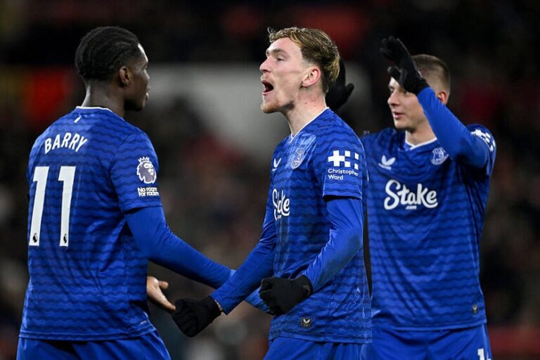 Вечір АПЛ для українців: успіх Евертона Миколенка і нічия Челсі