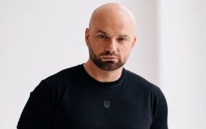 Відомий ведучий опинився в епіцентрі обстрілу