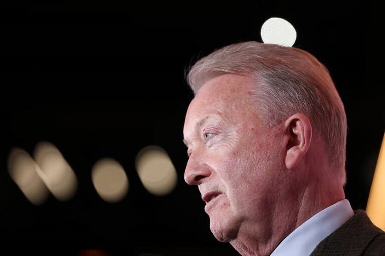 Воррен уважає показовою відсутність реакції Джошуа на пропозицію про бій