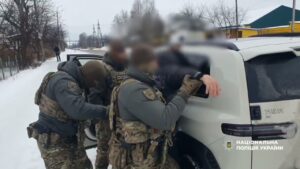 Вимагав 150 000 доларів з родини військового – на Хмельниччині поліція затримала зловмисника