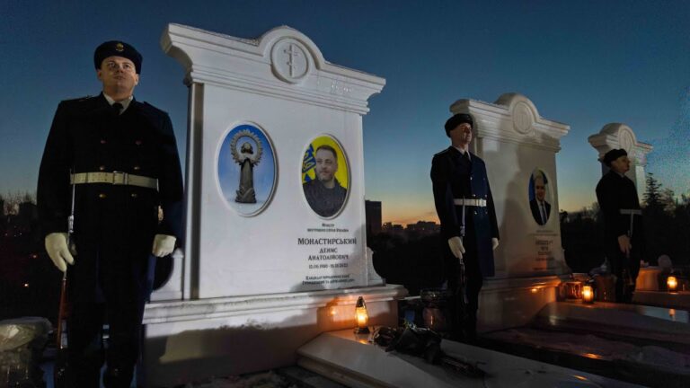 Авіакатастрофа в Броварах: керівництво МВС вшанувало пам’ять усіх загиблих