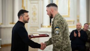 Володимир Зеленський вручив нагороди українським героям та їхнім родинам