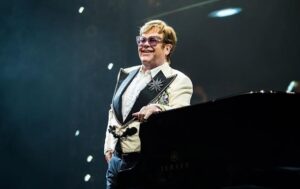 Елтон Джон зробив намисто з власних колінних чашечок