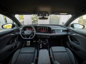 Головний дизайнер Audi хоче відмовитися від великих екранів у авто