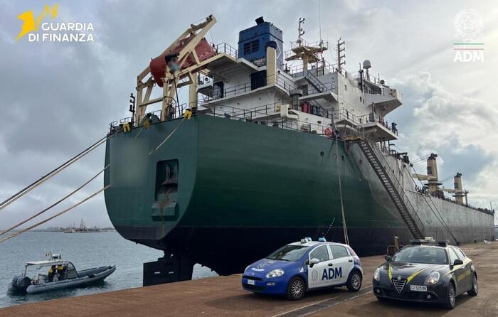 Італія вперше заарештувала судно з “тіньового флоту” РФ