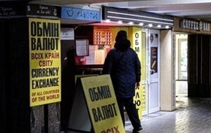 Курс гривні знижується наприкінці тижня