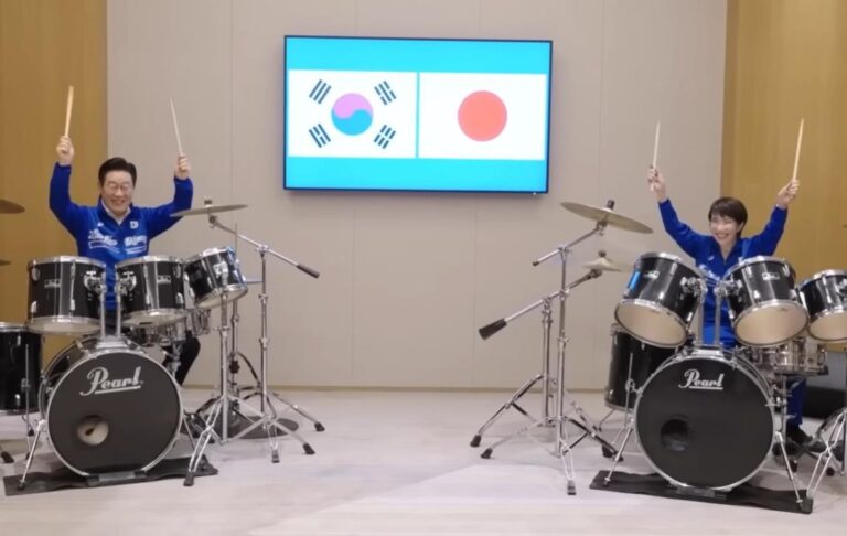 Лідери Японії й Південної Кореї разом зіграли на барабанах