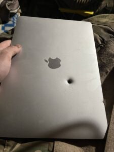 Технології - MacBook зберіг життя військовому, зупинивши уламок снаряда